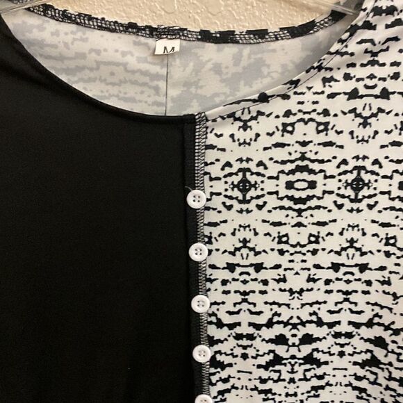 š¤āColor blockĀ black and white top. ThisāisāaāmediumāsizeāMātop. - Picture 4 of 5